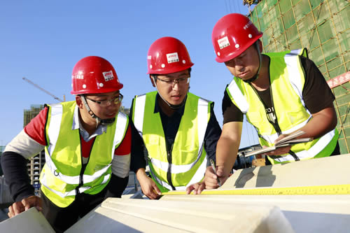 中铁十八局集团建安公司遵化项目部经理李纬（中）、项目书记兼总工贠东强（右）在现场办公（伍振  曾海波 摄）